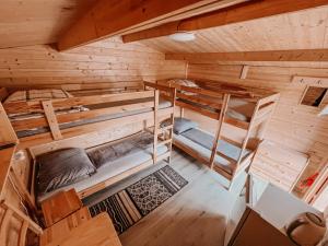 Krevet ili kreveti na kat u jedinici u objektu Chatka Agawa v areálu Koupaliště Bystré v Orlických horách