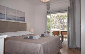 sypialnia z łóżkiem i dwoma ręcznikami na nim w obiekcie Amazing Apartment In Stara Novalja w mieście Stara Novalja