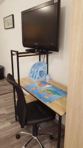 a desk with a television and a chair on a table at Studio en plein centre Valence in Valence