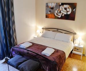 ローマにあるVatican Rhomeのベッドルーム1室(ベッド1台、タオル2枚付)