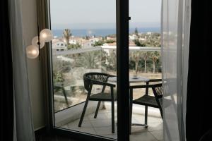 Balkón nebo terasa v ubytování Cali Resort & Spa Designed For Adults by Louis Hotels