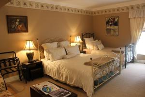 a bedroom with two beds and two lamps in it at Ivy on Glenelg in Campbell Town