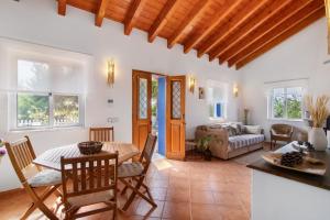 una cucina e un soggiorno con tavolo e sedie di Casa da Eira - Quinta do Mestre a Tavira