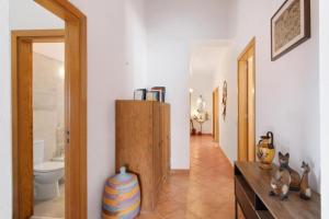 un corridoio con un bagno e un mobiletto in legno di Casa da Eira - Quinta do Mestre a Tavira Altre 31 foto
