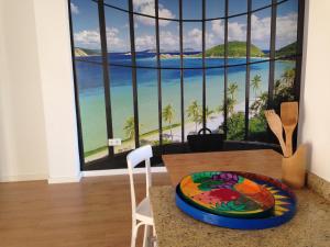 mesa de comedor con vistas a la playa en OLIVA WIFI HOME, en Oliva 21 fotos más