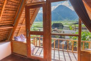 an open window with a view of a mountain at Bale Aur Sembalun in Sembalun Lawang