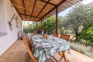 Un comedor al aire libre con mesa y sillas. en Casa Giulia - vacanze a Olbia, en Olbia