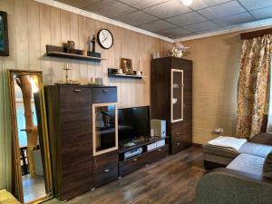 TV a/nebo společenská místnost v ubytování Guest house ''Stropiki'' with Sauna and hot Tub