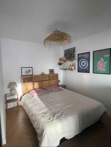 a bedroom with a large bed with a wooden headboard at Magnifique appartement - Centre ville de Vannes à pied in Vannes