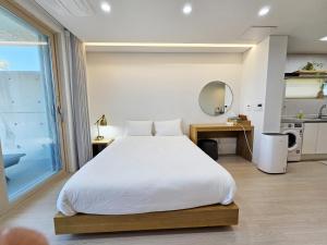 Postel nebo postele na pokoji v ubytování Jeju Badayeon Villa