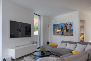 Televízia a/alebo spoločenská miestnosť v ubytovaní Luxusvilla Manatis mit Pool