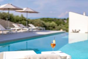 Bazén v ubytovaní Luxusvilla Manatis mit Pool alebo v jeho blízkosti