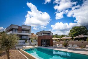 Bazén v ubytovaní Luxusvilla Manatis mit Pool alebo v jeho blízkosti