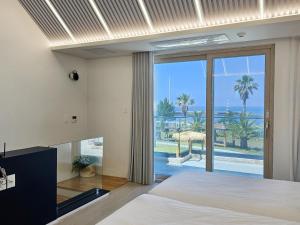 Postel nebo postele na pokoji v ubytování Jeju Badayeon Villa + 37 fotografií