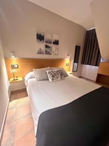 Postel nebo postele na pokoji v ubytování Aparthotel El Serch