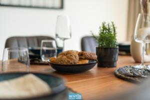 ein Tisch mit einer Schüssel Kekse und Weingläsern in der Unterkunft Villa Mater Maris - with large garden and garage in Middelkerke + 21 Fotos
