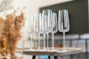 eine Reihe von Weingläsern auf einem Tablett in der Unterkunft Villa Mater Maris - with large garden and garage in Middelkerke