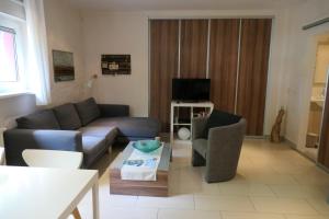 een woonkamer met een bank en een tafel bij Kunsthof Salsitz in Lohme +48 foto's