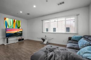 ein Wohnzimmer mit Couch und Flachbildfernseher in der Unterkunft Fully Furnished 1 Bedroom Apartment with Full Bathroom in Koreatown Free Gated Parking Full Kitchen in Los Angeles