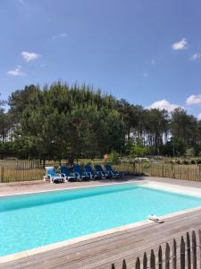 Bazén v ubytování Maison chaleureuse entre pins et ocean nebo v jeho okolí