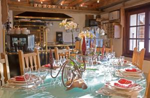 Restaurace v ubytování Hôtel Les Chalets de Philippe avec Jacuzzis Privatifs