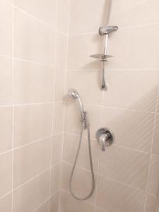 テルアビブにあるZuzu Studio apartmentsの浴室のシャワーヘッド付きシャワー +6枚の写真