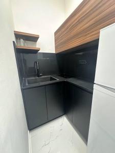 Kuchyň nebo kuchyňský kout v ubytování יחידת אירוח ליד בית חולים סורוקה ואוניברסיטה