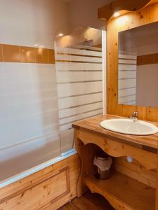 a bathroom with a white sink and a shower at Sunny Slopes Les Balcons de Recoin 6 pers in Chamrousse