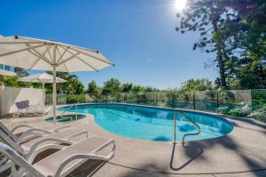 Bazén v ubytování Noosa Crest Resort nebo v jeho okolí