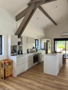 Kuchyň nebo kuchyňský kout v ubytování Maison chaleureuse entre pins et ocean