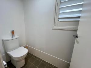 Bagno di 2BR Apt Gungahlin Square Luxe Super Central Wifi Wine Secure Parking