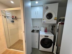 Cucina o angolo cottura di 2BR Apt Gungahlin Square Luxe Super Central Wifi Wine Secure Parking