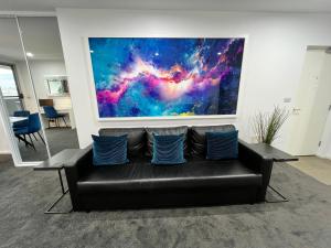 TV o dispositivi per l'intrattenimento presso 2BR Apt Gungahlin Square Luxe Super Central Wifi Wine Secure Parking
