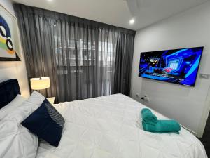 Letto o letti in una camera di 2BR Apt Gungahlin Square Luxe Super Central Wifi Wine Secure Parking
