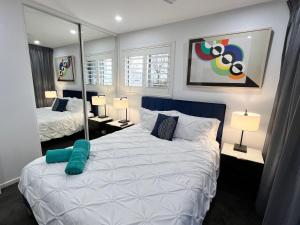 Letto o letti in una camera di 2BR Apt Gungahlin Square Luxe Super Central Wifi Wine Secure Parking