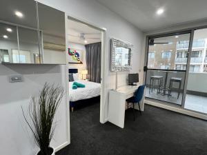 Letto o letti in una camera di 2BR Apt Gungahlin Square Luxe Super Central Wifi Wine Secure Parking