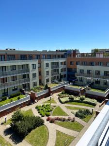 vista aerea di un complesso di appartamenti con giardino di Opera Palace I LUX RELAX Apartamenty Kołobrzeg a Kołobrzeg Altre 3 foto