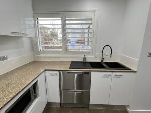 Cucina o angolo cottura di 2BR Apt Gungahlin Square Luxe Super Central Wifi Wine Secure Parking