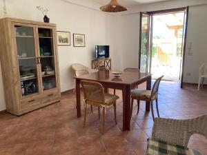 Μια τηλεόραση ή/και κέντρο ψυχαγωγίας στο Posidonia Apartments +34 φωτογραφίες