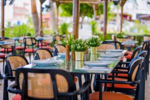 Um restaurante ou outro lugar para comer em Cavo Maris Beach Hotel