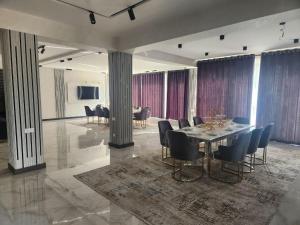 TV a/nebo společenská místnost v ubytování Вилла