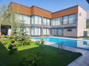 Bazén v ubytování Вилла nebo v jeho okolí