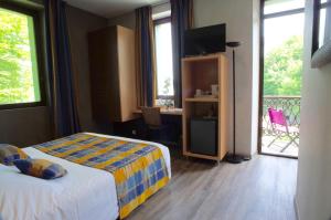 Llit o llits en una habitació de Hotel des Marquisats