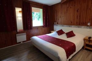 Llit o llits en una habitació de Hotel des Marquisats