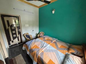 Postel nebo postele na pokoji v ubytování Cocogreen Hampi