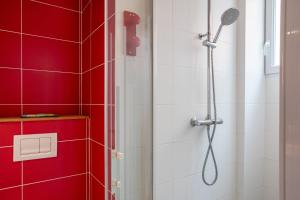 a bathroom with a shower with red and white tiles at Maison de vacances familiale in Les Sables-dʼOlonne