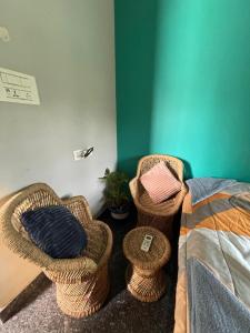Posezení v ubytování Cocogreen Hampi