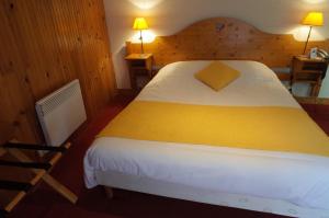 Llit o llits en una habitació de Hotel des Marquisats