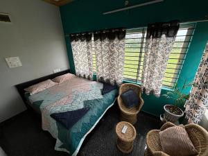 Postel nebo postele na pokoji v ubytování Cocogreen Hampi