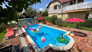 Bazén v ubytovaní Joker Villa Apartmanhaus alebo v jeho blízkosti